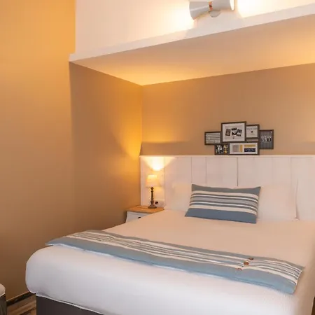 Hotel De La 3*