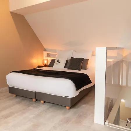 Hotel De La 3*