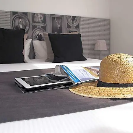 Hotel De La 3*